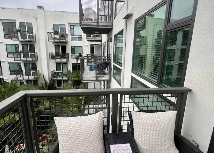 Stylish Downtown Studio Views & Top Amenities