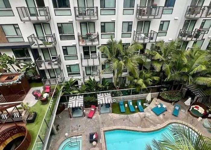Stylish Downtown Studio Views & Top Amenities